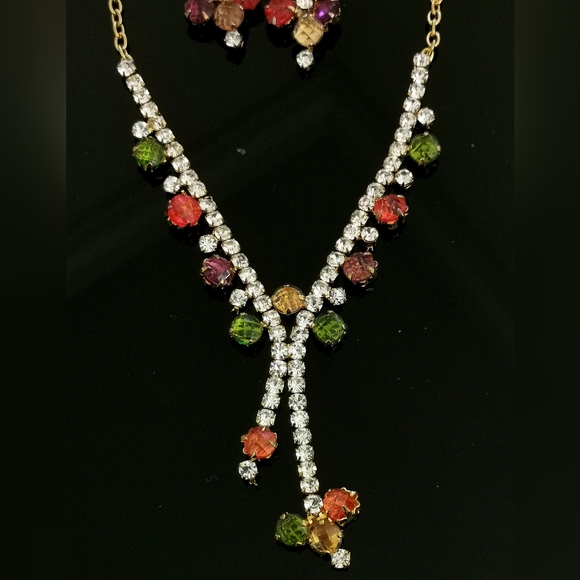 Multi-color rhinestone Y shape necklace with studed dangle earrings set - Picture 6 of 9